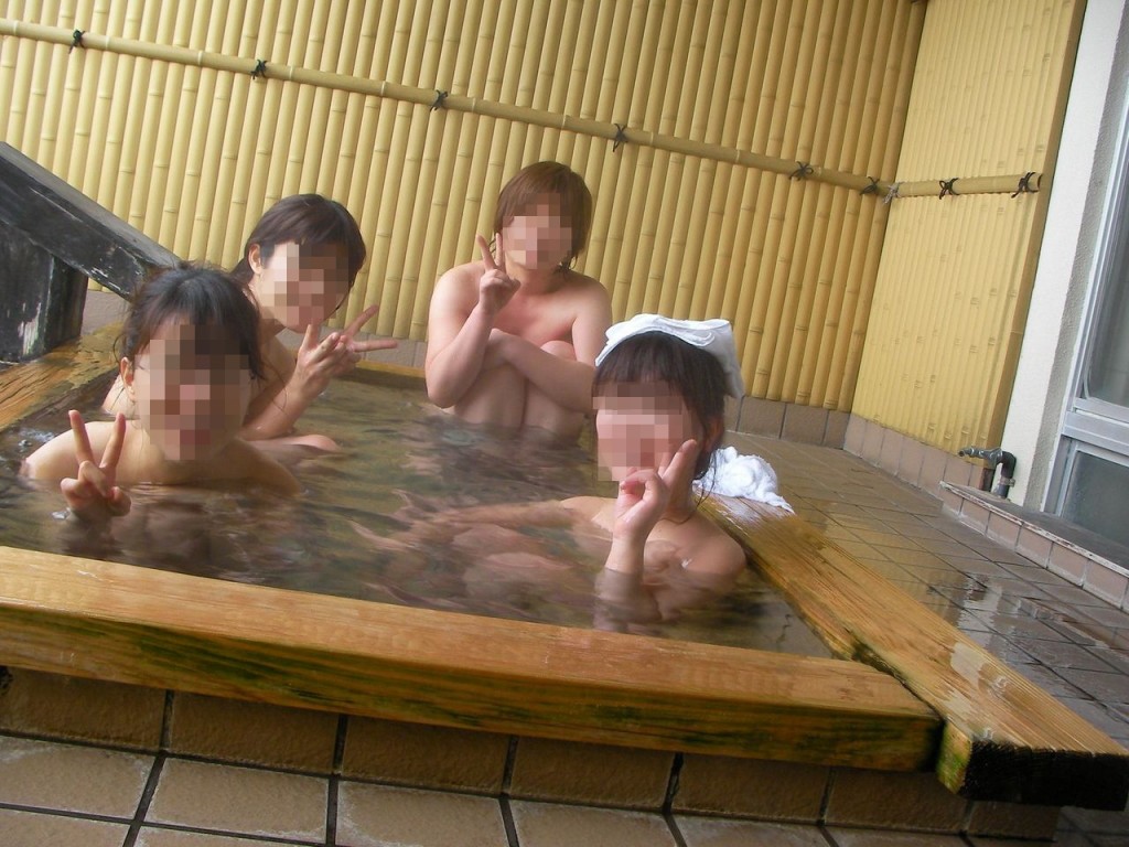 お風呂で記念写真を撮影している女子たちのエロ画像を拡散♪024