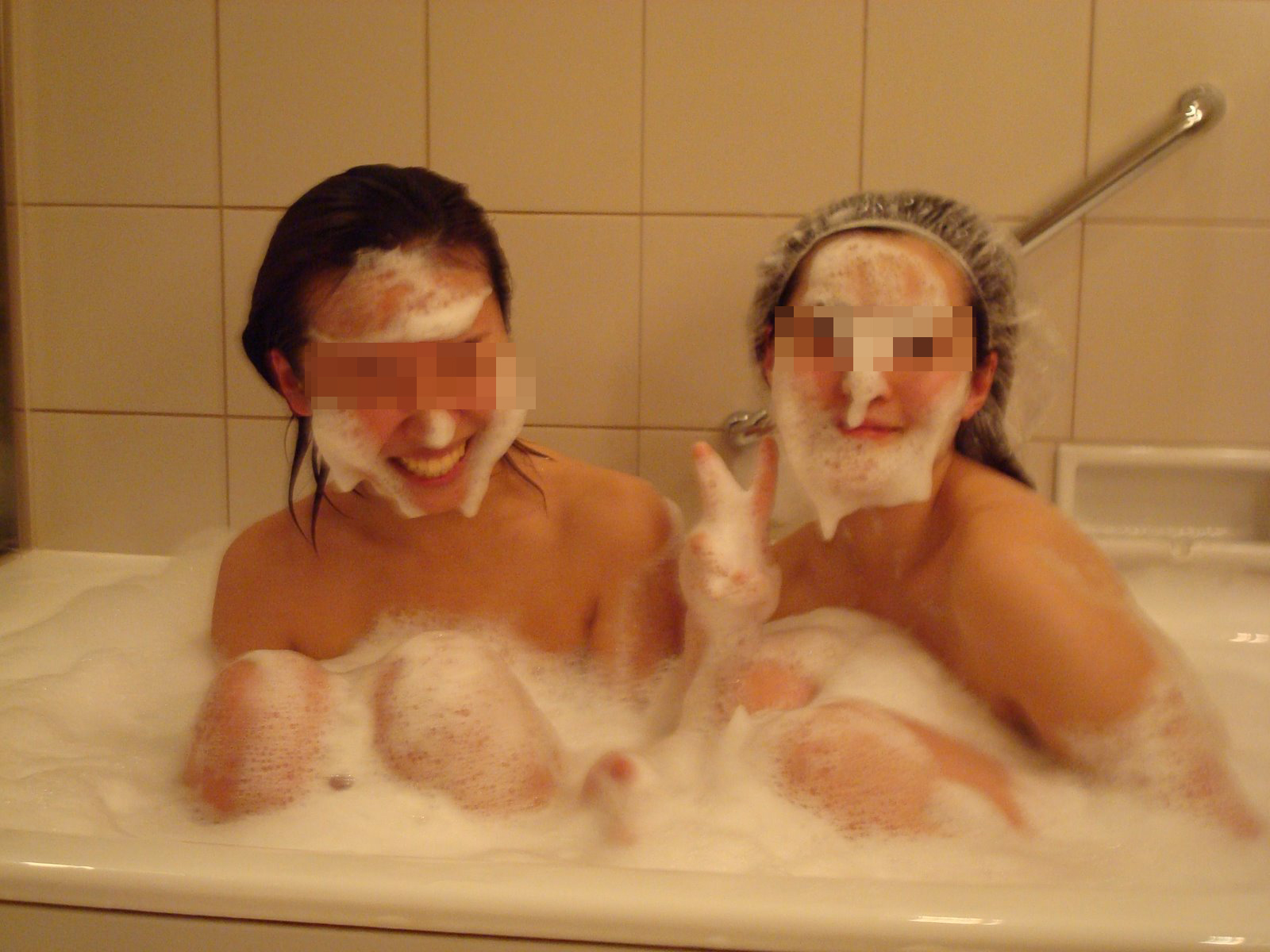 お風呂で記念写真を撮影している女子たちのエロ画像を拡散♪028