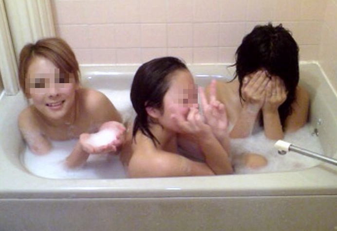 お風呂で記念写真を撮影している女子たちのエロ画像を拡散♪029