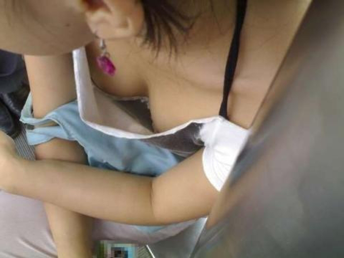 【盗撮】素人の胸チラをガチで撮りまくったwのサムネイル