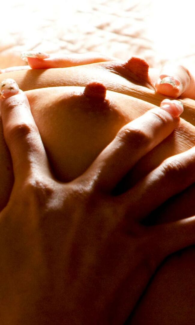 乳首が良い感じでコリコリしたくなるｗ008