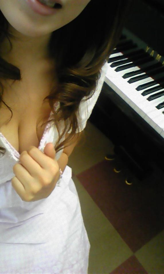 ピアノを弾きながら乳を揺らす女たち！023