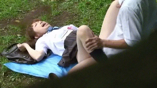 青姦エロGIF画像145枚 公園や林など野外でセックスしてるJKや人妻集めてみた009