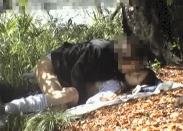 青姦エロGIF画像145枚 公園や林など野外でセックスしてるJKや人妻集めてみた083