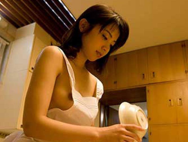 裸エプロンからのおっぱいチラリがエロすぎる！ (30枚)のサムネイル