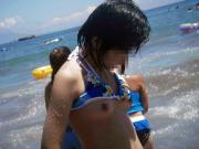 偶然ポロリして見えてしまったおっぱいさんのサムネイル画像