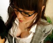 メガネと巨乳が融合した淫靡なおっぱい画像のサムネイル画像