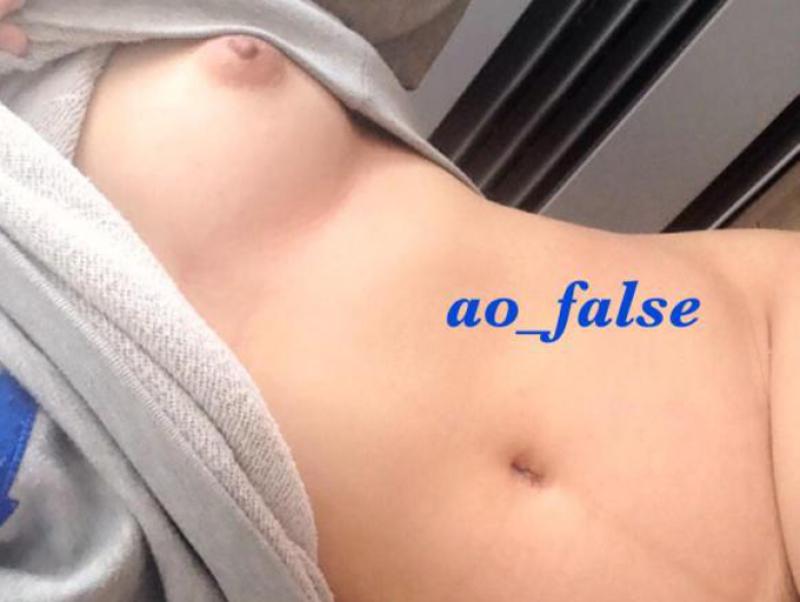 裏垢Twitterで20歳専門学校生がエロい裸体裸の美乳自撮り画像のサムネイル