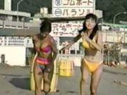 ビーチフラッグで余りのデカさに乳首がポロリする動画のサムネイル画像