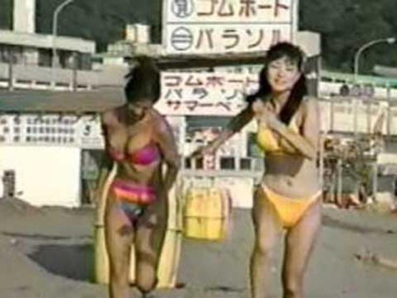 ビーチフラッグで余りのデカさに乳首がポロリする動画のサムネイル