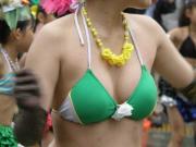 サンバ祭りで踊り揺れるおっぱい動画のサムネイル画像