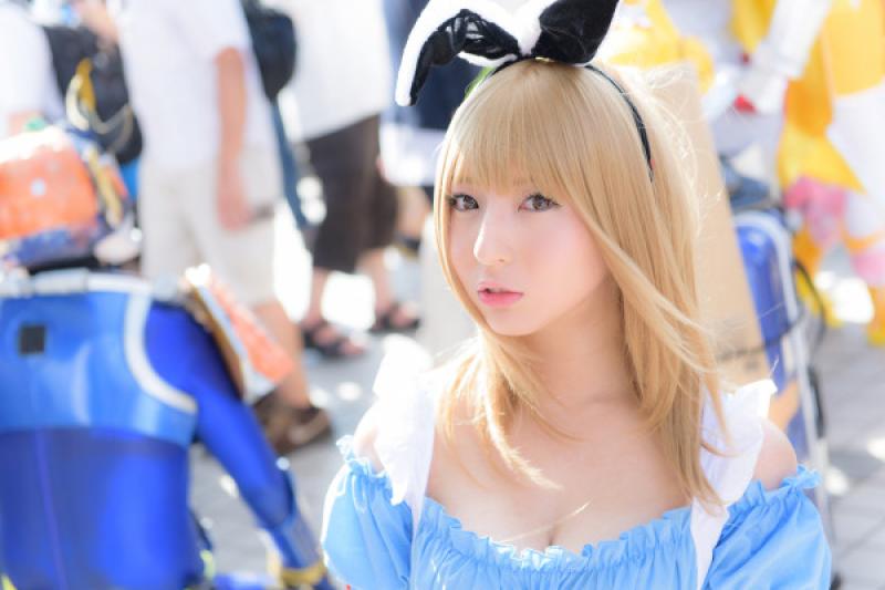 コスプレイヤーが公然の場でエロいおっぱいを晒してる件のサムネイル