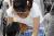 【人妻 胸チラ】母乳が満タンに入っているママさんの胸元はぐうシコ間違いなしｗｗｗ002