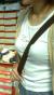 【おっぱい 盗撮画像】たすき掛けで胸の形が強調された巨乳パイスラ画像！！！013