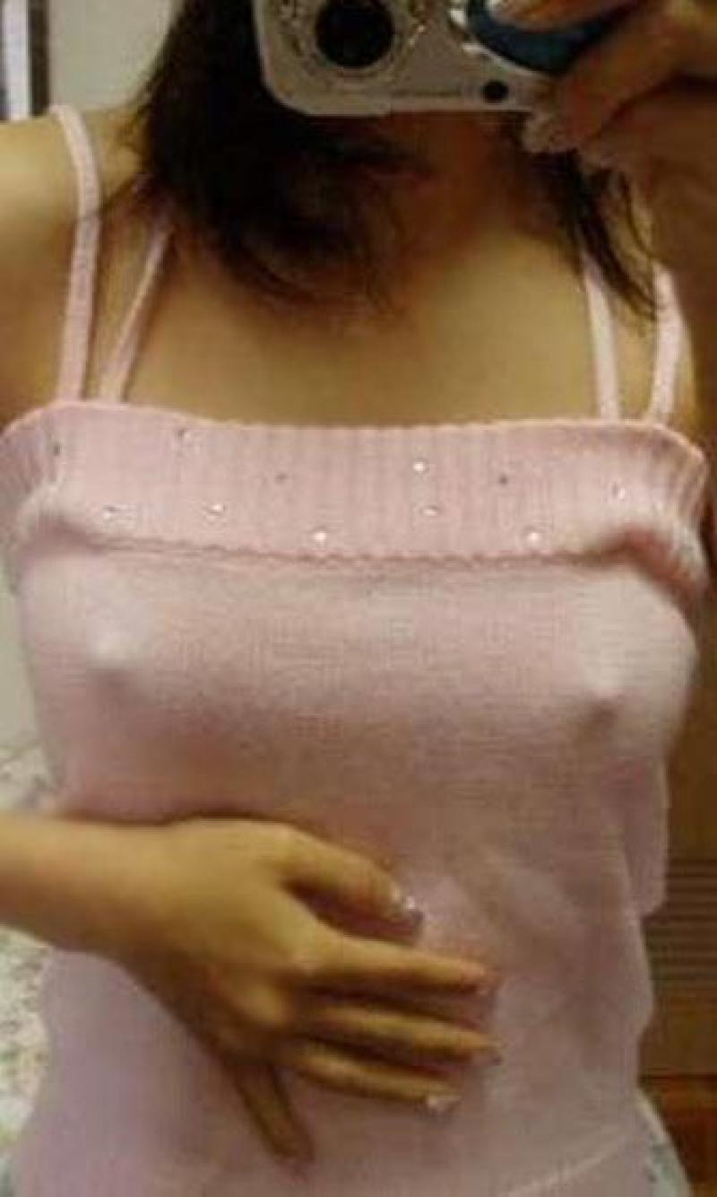 【ノーブラ】乳首が透けて見えるノーブラ女子のおっぱい画像040