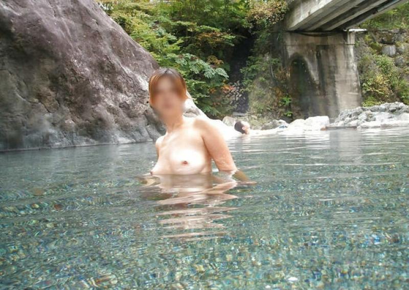 混浴のエロ画像113枚 温泉で他の入浴客におっぱいを露出する変態女集めてみた023