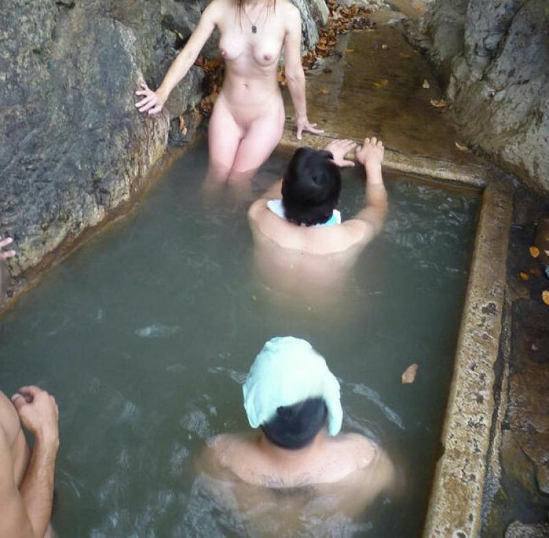 混浴のエロ画像113枚 温泉で他の入浴客におっぱいを露出する変態女集めてみた079