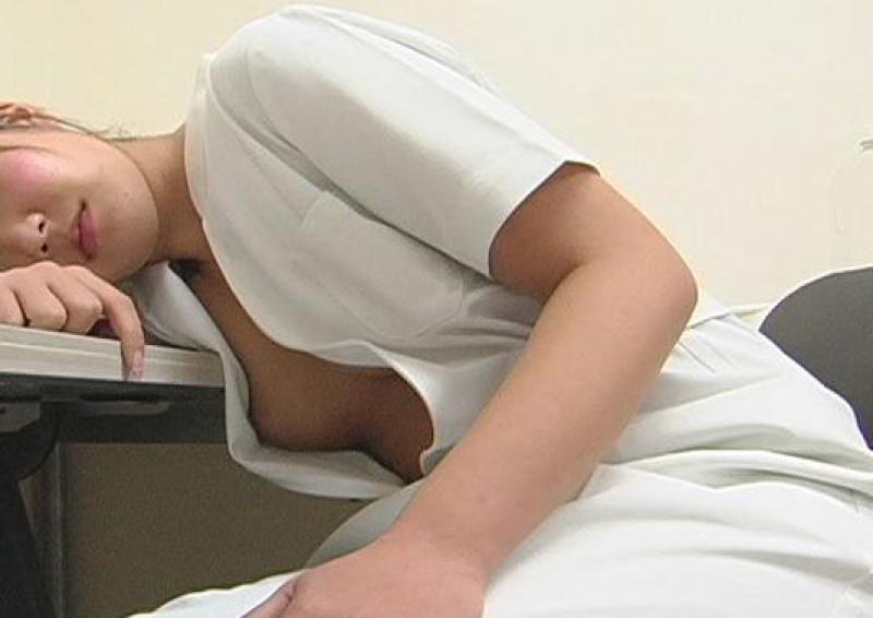 【胸チラ】居眠りしておっぱいが無防備な女性を激写ｗｗｗ 23枚のサムネイル