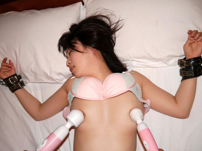 ローターや電マでおっぱいを弄りまわして乳首ビンビンな女ｗｗｗ 29枚のサムネイル