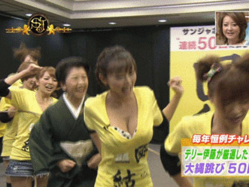 縄跳びでおっぱいがブルンブルンになっててクッソエロい (GIF22枚)のサムネイル