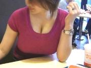 【おっぱい 胸チラ画像】つい覗き込みたくなる谷間に探検隊が潜入！！！のサムネイル画像