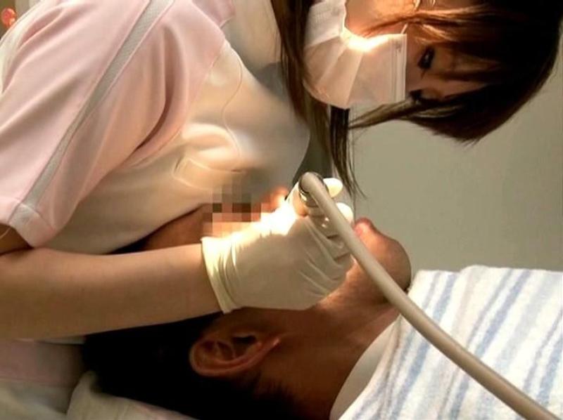 【おっぱい エロ画像】こんな、おっぱいを押し付ける歯科衛生士がいたら何回でも通いたいわなｗｗｗのサムネイル