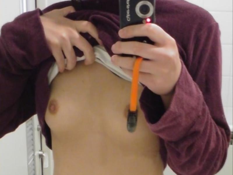 コンプレックスの貧乳を自撮りする女子たち＼(^o^)／のサムネイル