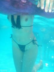 水中にオッパイは自然の神秘が宿るわなｗｗｗｗのサムネイル画像