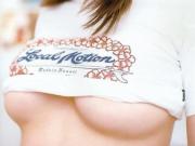 巨乳で下乳を晒してくれてあざーっす！！！のサムネイル画像