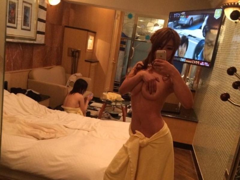 ラブホ女子会でおっぱい晒し！！！今の娘たちの女子会はラブホでもやるんだ～のサムネイル