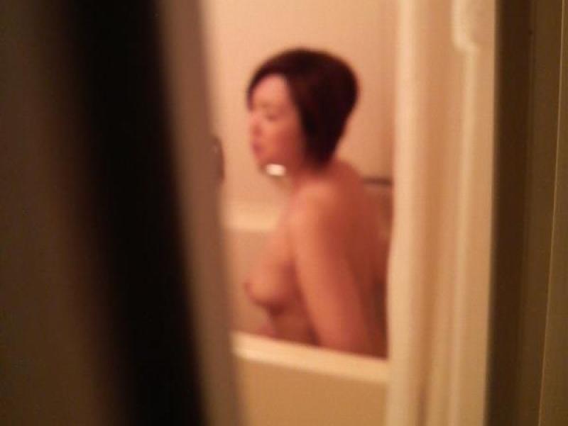 これぞおっぱい盗撮の真髄！気付いていないのがリアル感があるわ・・・のサムネイル