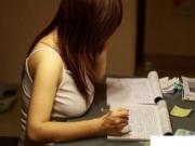 机の上に乳を乗せる画像って、いつでも見られるな～のサムネイル画像