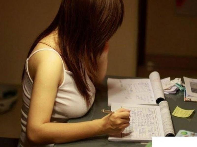 机の上に乳を乗せる画像って、いつでも見られるな～のサムネイル