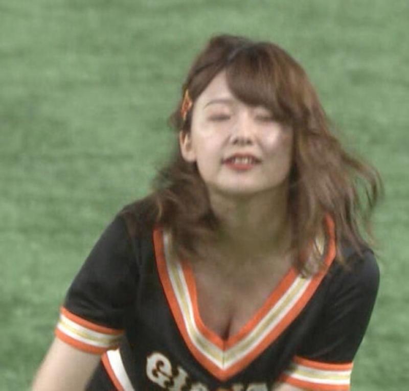 尾崎里紗アナのチアガール姿＆テレビに映った胸チラの瞬間画像44枚アイキャッチ画像