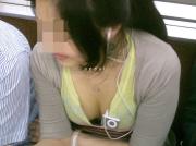 電車の中で谷間を出してしまったら・・・男が見るのわかってるでしょ！！！のサムネイル画像