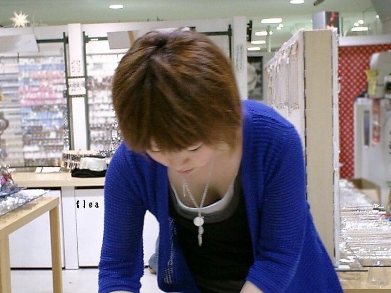 【オッパイ画像】デパート中の店員のオッパイを見て回るという非公式ツアーに参加してみたｗｗｗのサムネイル