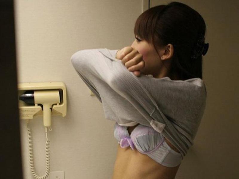 脱いでいる時のオッパイたまんねぇ～今度から試着室を見て回ろうかなｗｗｗのサムネイル