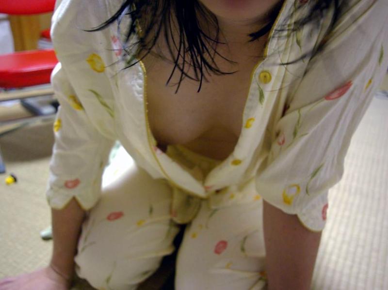 【家庭内 おっぱい画像】嫁・姉・妹のオッパイを撮ったけど…乳首見えすぎだろ！のサムネイル