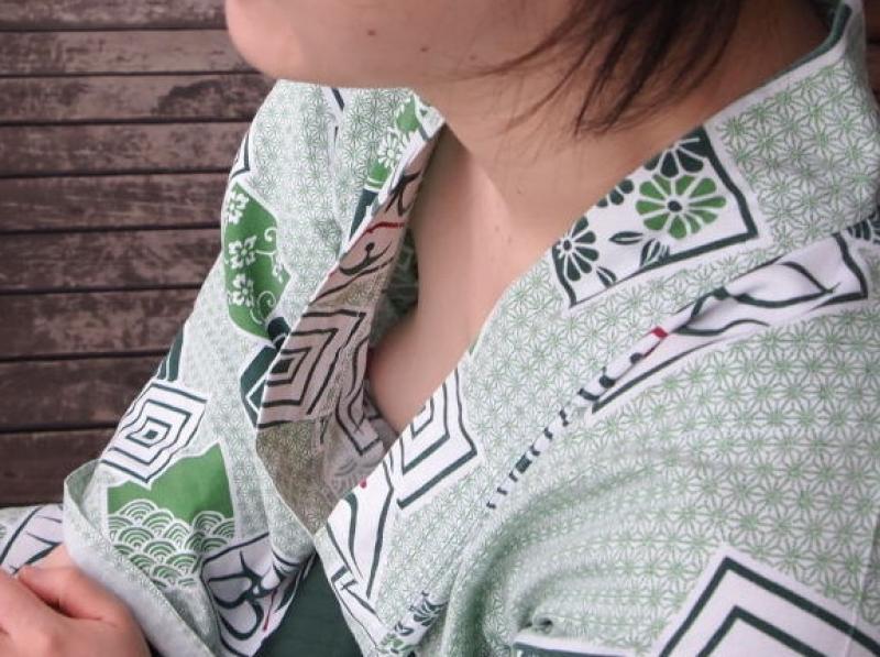 和服からはだけ出る胸チラが最高にエロい！！！のサムネイル