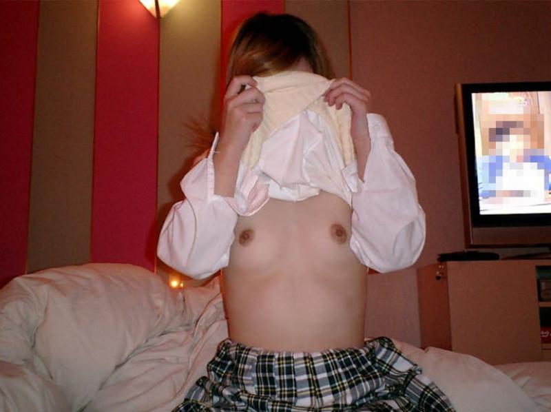 衣服をたくし上げて顔隠しておっぱい隠さずな女子がめちゃシコｗｗｗのサムネイル