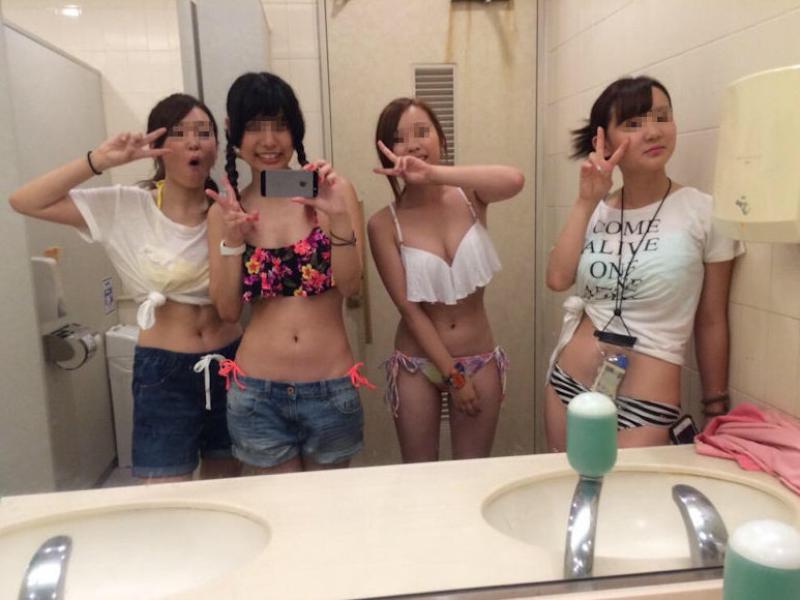 トイレ内でおっぱいを晒す学生さんたちがめちゃシコなので晒すンゴｗｗｗのサムネイル