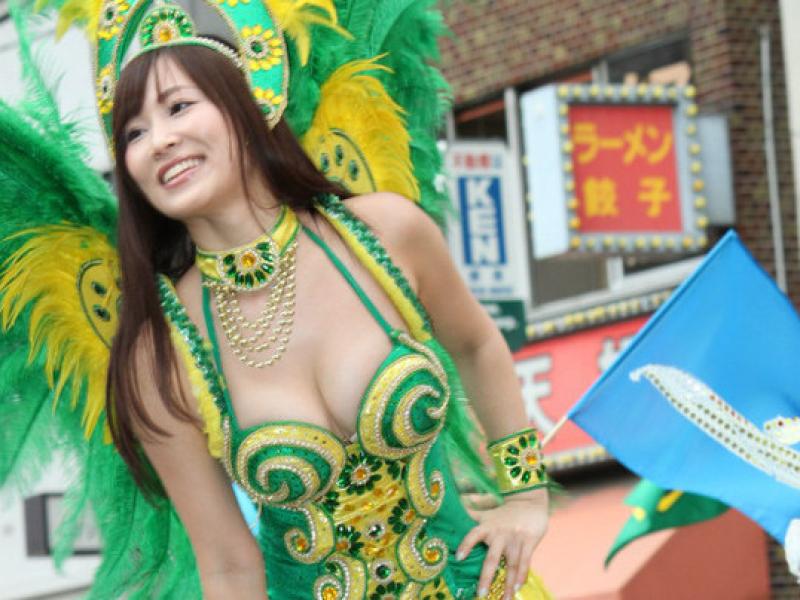 浅草サンバカーニバルの見物人のほとんどはオッパイやろ！のサムネイル