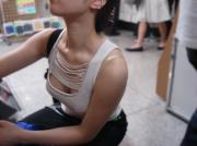 買い物していたエロい女子大生の胸チラ見てみる？のサムネイル画像