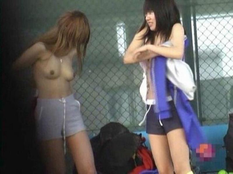 外で脱いでいる女子たちを盗撮したらオッパイが撮れた！！！のサムネイル