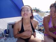 海で水着着てるのにおっぱい見せてる女の子！　裸にないエロさがそこにはあるんです！のサムネイル画像