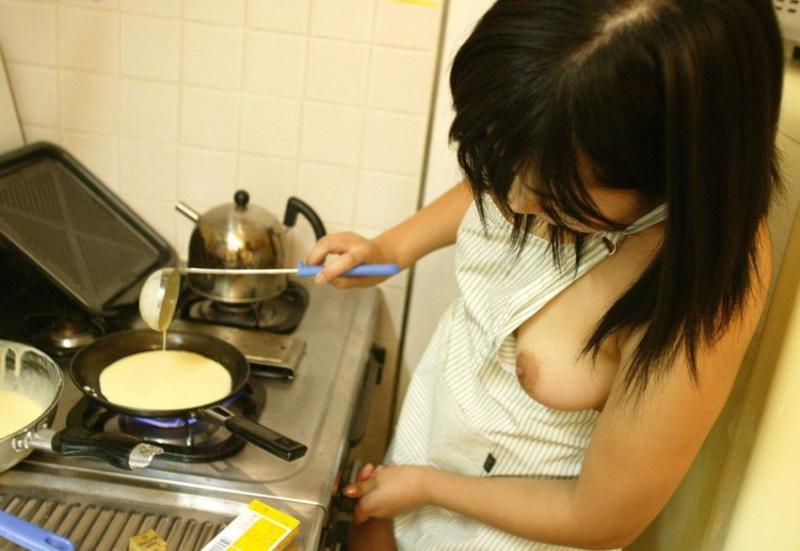 裸エプロンからはみ出るおっぱいが純粋に見たい！ただそれだけ・・・のサムネイル