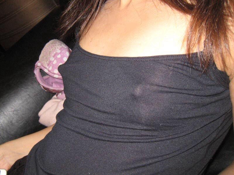 貧乳だからブラつけない？乳首浮かせていくその選択肢、あるなぁ（ ・∀・）のサムネイル
