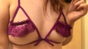 ヒラヒラのブラジャーをめくって、乳首を見せてくれてる素人の一連の流れ＼(^o^)／のサムネイル画像
