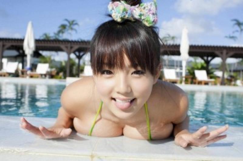 篠崎愛ちゃんがおっぱい写真集出すよ！Gカップの大迫力おっぱいは見応えあり！のサムネイル