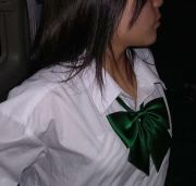 JKのハプニングエロ画像。びしょ濡れになった時の透けブラエロい！のサムネイル画像